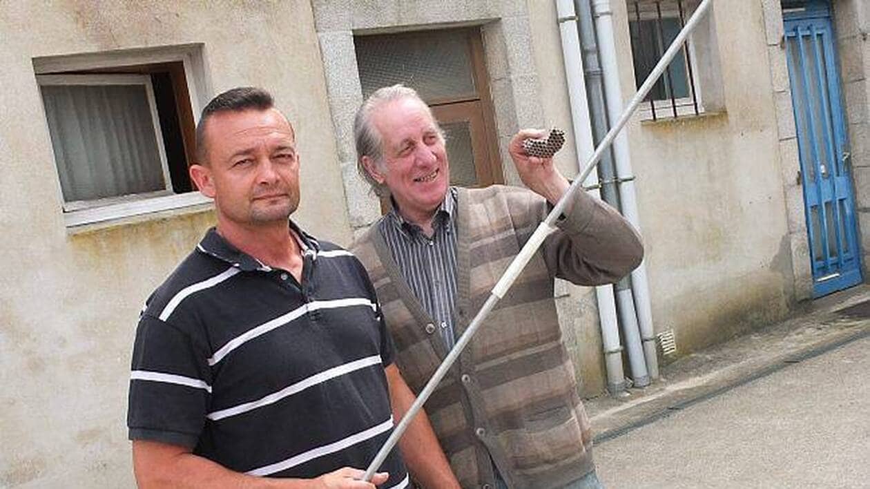 Stéphane Droal, désinsectiseur à Quimperlé, avec sa perche télescopique pour la destruction de nids de frelons